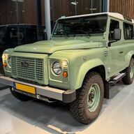 Land Rover Defender 2.2 D SW 90&amp;quot; SE