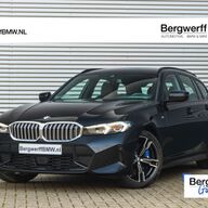 BMW 3-serie Touring 330i M-Sport - Trekhaak - ACC - Hifi - Camera - M Sport Remmen Blauw