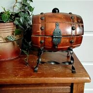 Vintage eikenhouten opbergbox op smeedijzeren pootjes (sigaretten)