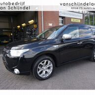 Mitsubishi Outlander 2.0 PHEV INSTYLE DEC 2013 1E EIGENAAR ORIGINEEL NEDERLANDS SCHUIF/KANTELDAK CAMERA TREKHAAK NAVI ECC AIRCO CRUISECONTROL PARKEERSENSOREN LED BLUETOOTH LMV ENZ...