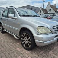 Mercedes-Benz M-klasse 320 . LEES TEKST .