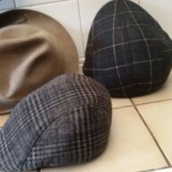 2 luxe RUSSISCHE 100%WOL HOEDEN + 2 PETTEN VAN ECCOWOL