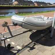 boot met motor met trailer