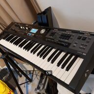 Roland VR09 incl draagtas en standaard.