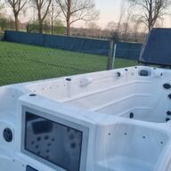 Unieke zwemspa/jacuzzi met Balboa besturing. 750x220 cm