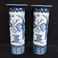 Chinees paar bone china porseleinen cilindrische sleeve vazen, blauw en wit decor met o.m. kostbaarheden, gemerkt, 2e helft 20e eeuw.