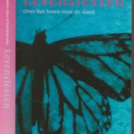 Levenslessen – over het Leven voor de Dood Elisabeth Kübler-Ross (1926-2004) was een wereldberoemde medicus, psychiater en thanatoloog. Co-auteur: David Kessler