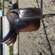 Bruin en zwart KN dressuurzadel medium boom