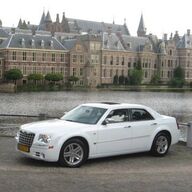 Exclusieve parelmoer witte Chrysler 300C trouwauto huren