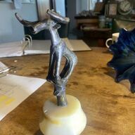Prehistorische stier en bronzen buste van Nefertiti