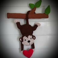 Wanddecoratie: aap aan tak (nieuw - handmade gehaakt)