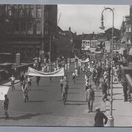 Zo was DORDRECHT. Johan de Wittbrug, omstreeks 1939. Optocht Wij Hebben verkeersexamen gedaan