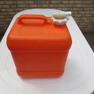 Enkele kampeerartikelen o.a. Curver watertank