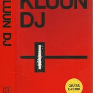 DJ Kluun Kluun Raymond van de Klundert (1964), kortweg Kluun, werkte jarenlang als strateeg in de reclamewereld en richtte zijn eigen marketingbureau op, Project X.