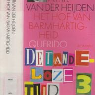 Het Hof van Barmhartigheid . Onder het plaveisel het moeras cassette .A.F.Th. van der Heijden (1951) debuteerde in 1978 onder het pseudoniem Patrizio Canaponi met de verhalenbundel