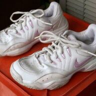 Nike met roze lila embleem  maat 37