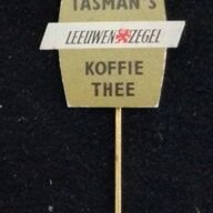 Reinier Tasman&amp;#039;s koffie thee van Leeuwenzegel, speld