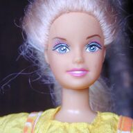 DF pop in zomerjurk. Als Barbie [POP51]