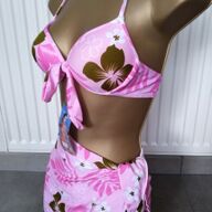 Roze Voorgevormde Bikini met Pareo - A en B Cups