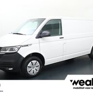 Volkswagen Transporter 2.0 TDI L2H1 28 | 150PK | DSG-Automaat | Led lampen V+A | Mistlampen voor | Comfortstoelen + 2x armleuningen | Airco | Cruise Control | Radio Composition + BT | Schot Hoog | Achterklep met Achterruit + verwarming |