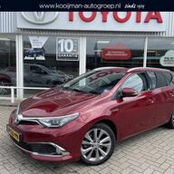 Toyota Auris Touring Sports 1.8 Hybrid Freestyle Lava red parelmoer, parkeersensoren voor en achter, stoel verwarming, automatisch inparkeren, half leder