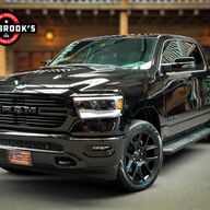 Dodge Ram 1500 5.7 V8 4x4 Laramie Night, 6 jaar garantie, LPG, digitaal dashboard, panoramadak, luchtvering en Splitting Tailgate!