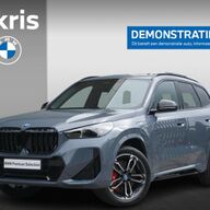 BMW X1 xDrive25e M Sportpakket Pro | Travel Pack | Glazen panoramadak | 19 inch LM M Dubbelspaak in Midnight Grey