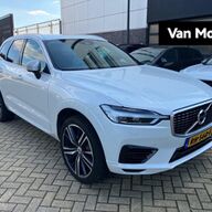 Volvo XC60 2.0 T8 Twin Engine AWD R-Design | VERWACHT | PANORAMADAK | BOWERS &amp;amp; WILKINS AUDIO | LUCHTVERING | WEGKLAPBARE TREKHAAK | CRUISE CONTROL | STOELVERWARMING | STUURWIEL VERWARMD | 360-CAMERA | ELEKTRISCHE BESTUURDERSSTOEL MET GEHEUGEN |