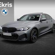 BMW 3 Serie Sedan 320e M Sportpakket Pro | Travel Pack | Innovation Pack | Entertainment Pack | Stuurwielrand Verwarmd | Trekhaak | Schuifdak | Driving Assistant | DAB | HiFi | 18&amp;#039;&amp;#039;